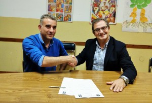 Firma del contrato entre la Divina Pastora y la Banda de Música Oliva de Salteras