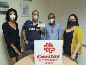 Entrega del cheque de la Cruz de Mayo solidaria de los Estudiantes a Cáritas