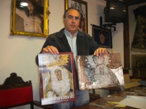 Alfonso Ramírez muestra los carteles de la Vera Cruz