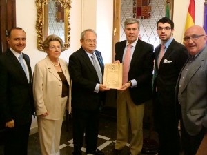 El alcalde de Jaén entrega un periódico de 1930 dedicado a la Virgen de la Capilla