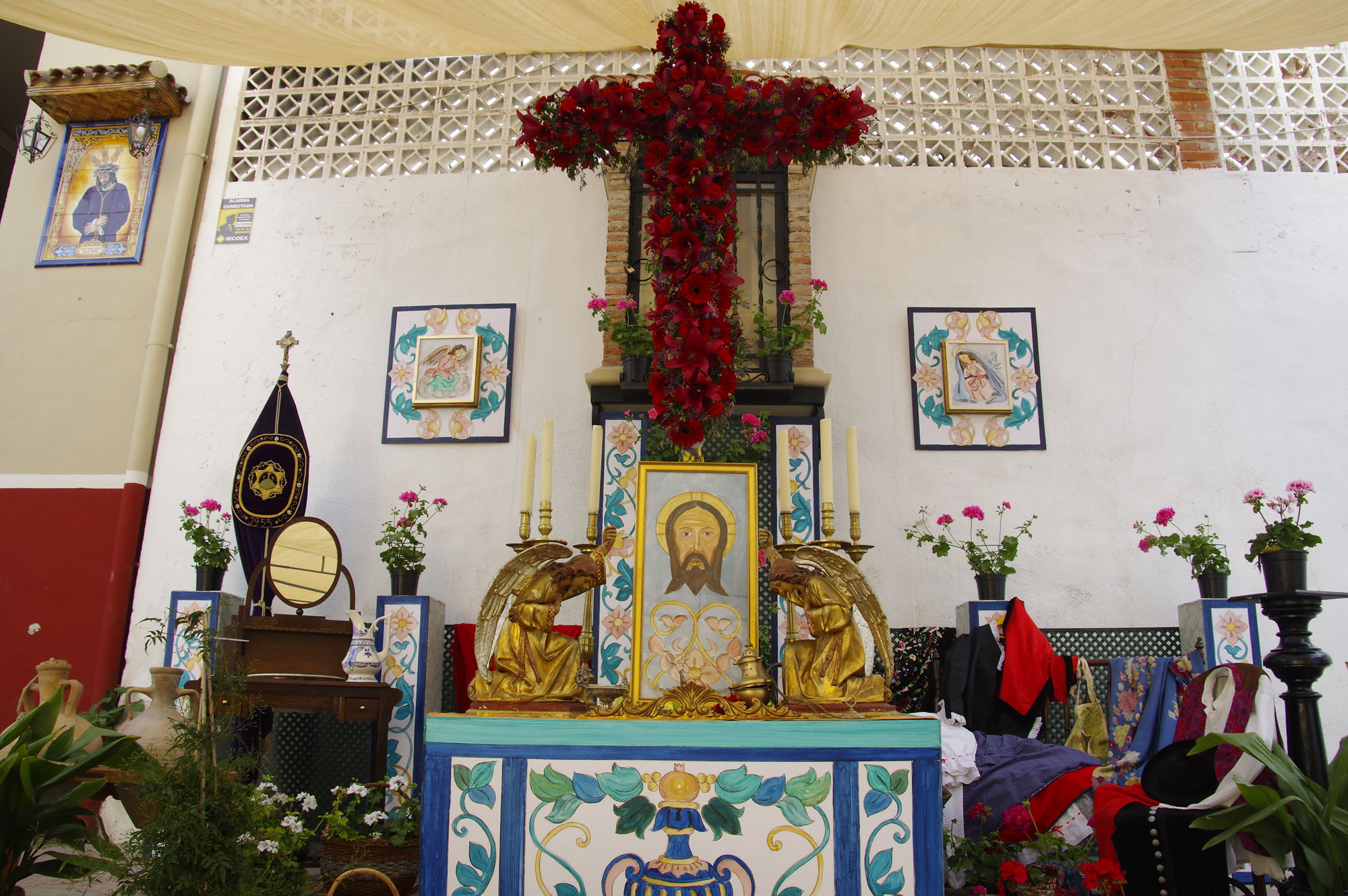 Las cofradías sustentan la tradición de las Cruces de Mayo | Pasión en Jaén