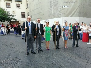 El presidente de la Agrupación, en el centro, junto a las pregoneras de este año, en la procesión de la Capilla