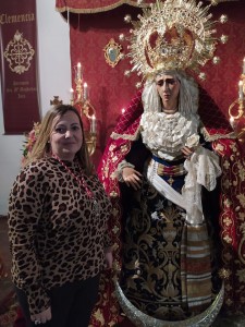 Rocío Gil, junto a María Santísima del Mayor Dolor