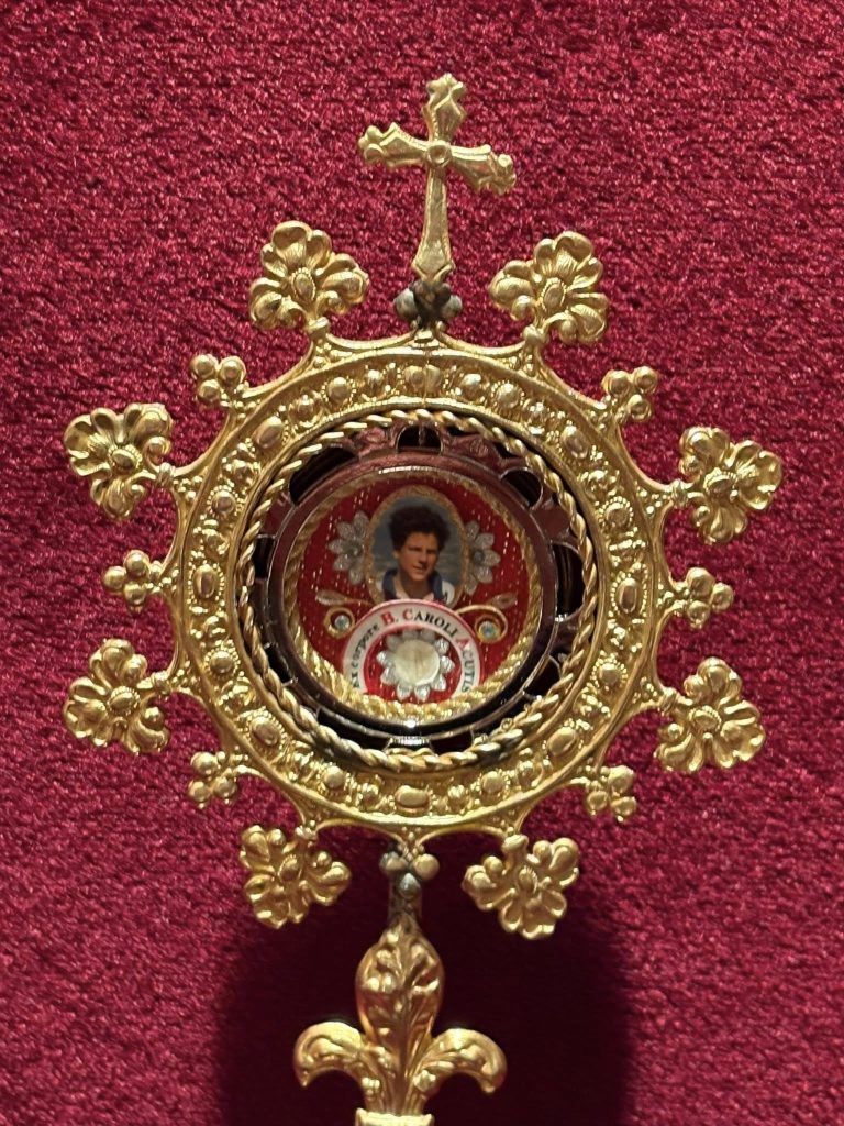 La Hermandad de la Buena Muerte de Jaén recibe una reliquia de San Carlo Acutis, el joven beato de la Eucaristía