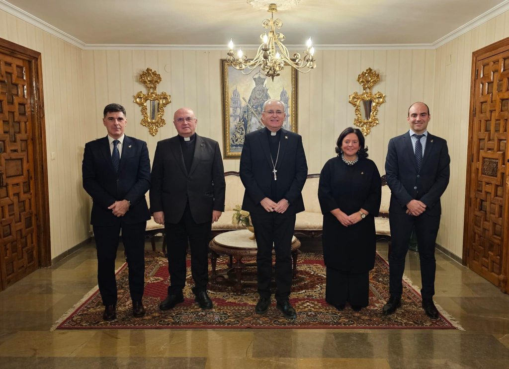 La Cofradía de la Buena Muerte presenta al Obispo el calendario del Centenario que marcará 2026 y 2027